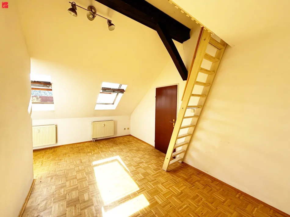 Urbanes Wohnjuwel: helle Dachgeschosswohnung mit historischem Flair! - Titelbild