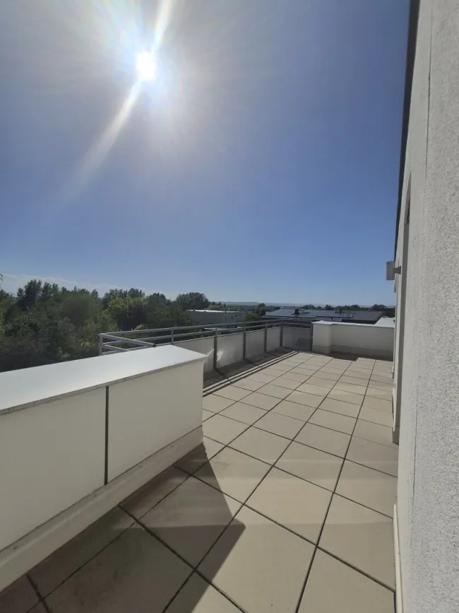 Wohnen wie im Urlaub - Dachterrassenwohnung mit Seezugang und traumhaften Ausblick - Bild