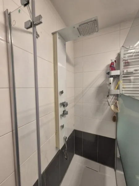 Badezimmer mit Regendusche