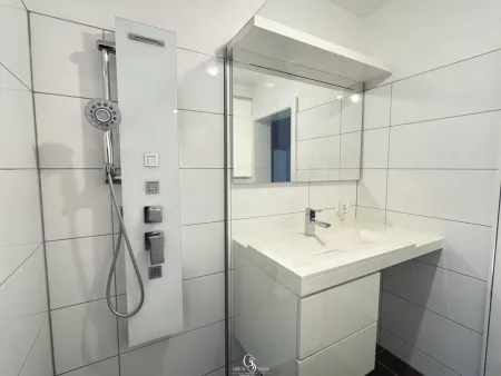 Badezimmer mit Dusche