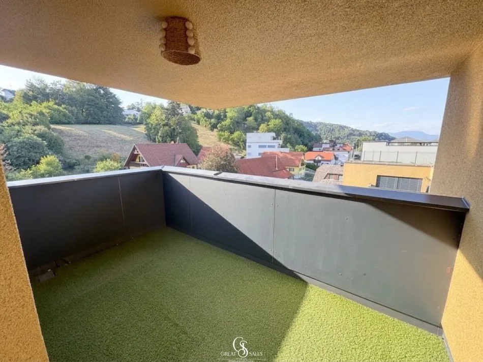 Lichtdurchfluteter Wohnbereich mit Zugang zum Balkon