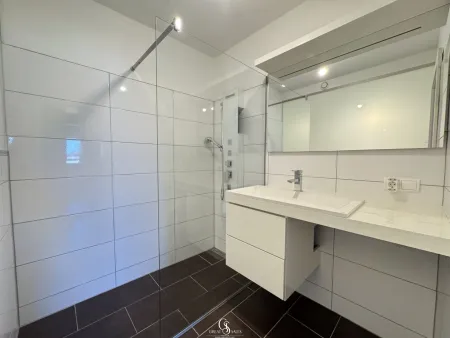 Badezimmer mit Dusche