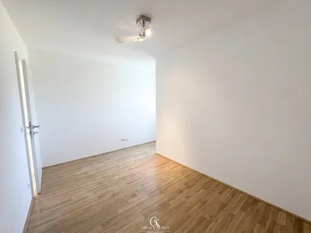 Helles Schlafzimmer mit Parkettboden
