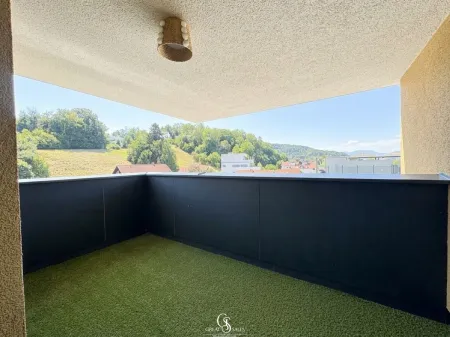 Überdachter Balkon mit schönem Ausblick