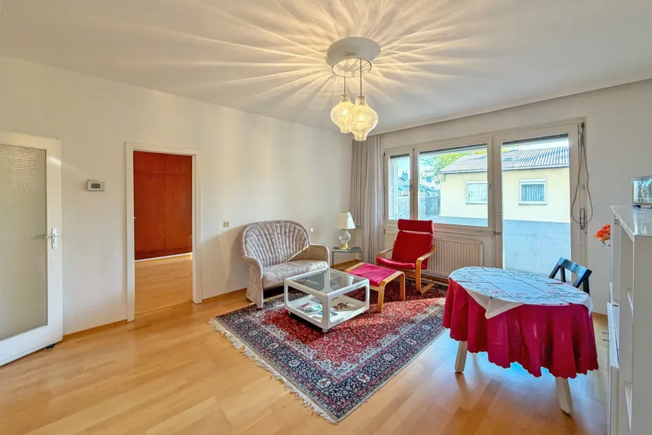 Hausansicht mit Garage