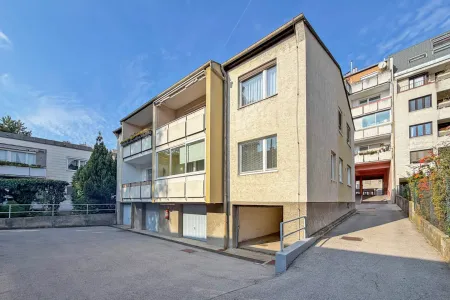Hausansicht mit Garage