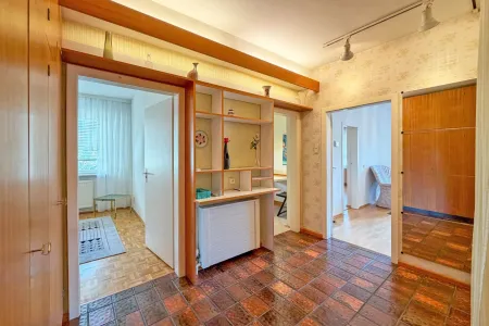 Vorraum Richtung Zimmer 1 und Wohnzimmer