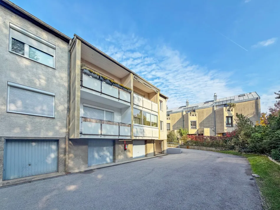 Hausansicht mit Garage