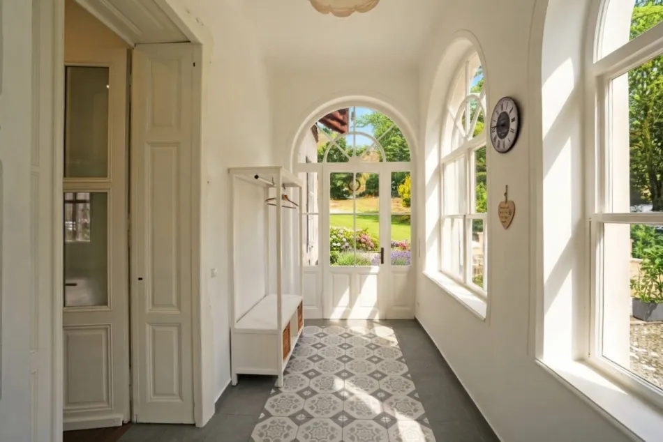 Küche im Landhausstil mit Ausgang auf die Veranda