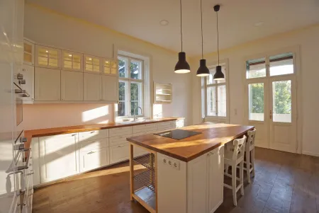 Küche im Landhausstil mit Ausgang auf die Südveranda