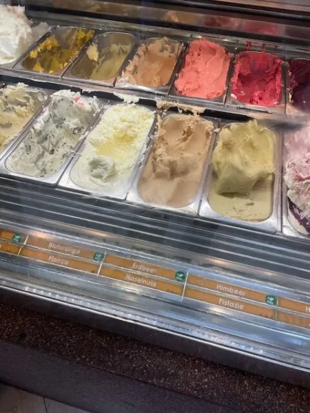 LANGJÄHRIG ETABLIERTES EISCAFE - FREQUENTIERTER HAUPTPLATZ PASSEND ZUM SAISONSTART - Bild