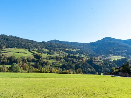 Blick über das vorgelagerte Feld Richtung Hochgründeck