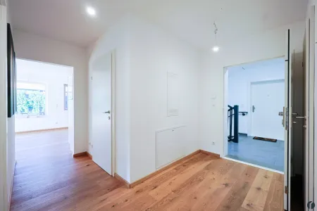 Eingang mit Blick zum Wohnzimmer