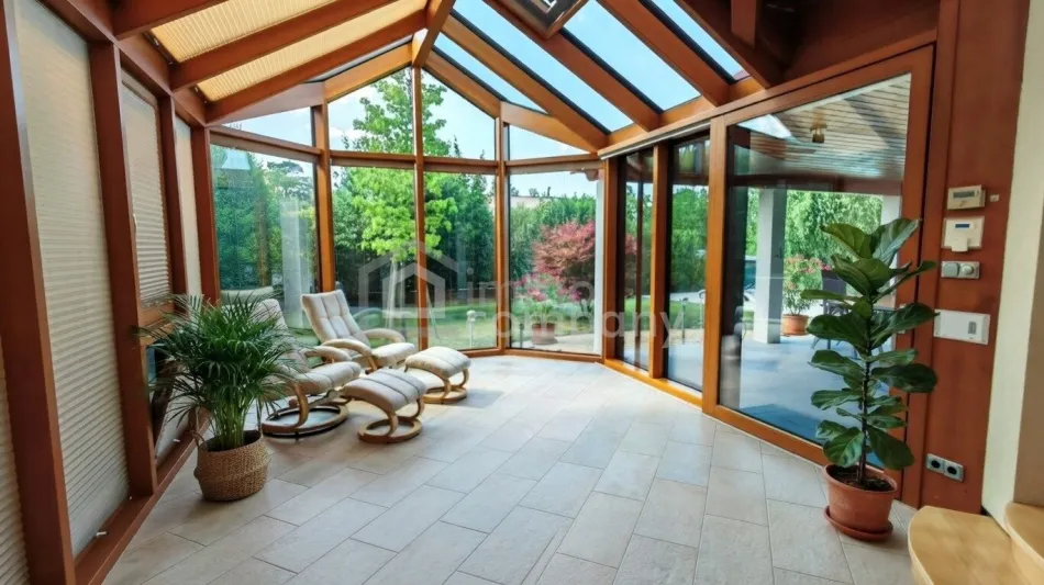 Sensationelles Einfamilienhaus - 1000m² Grund, Wintergarten, Pool, Garage - Titelbild
