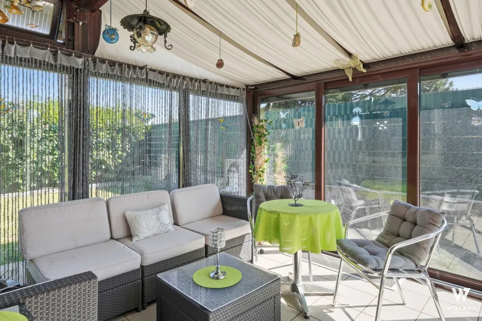 Charmantes Kleingartenhaus - 4 Zimmer, Wintergarten & U1-Nähe | Ganzjähriges Wohnen im Kleingarten - Bild