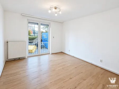 Unmöbliertes Zimmer mit Zugang ins Freie