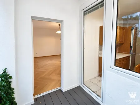 Eingangsbereich mit Blick in Zimmer und Küche