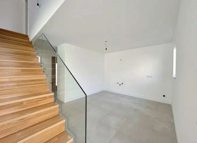 Moderne Doppelhaushälfte in Steinabrückl: Erstbezug mit Garten, Balkon und Terrassen! - Titelbild