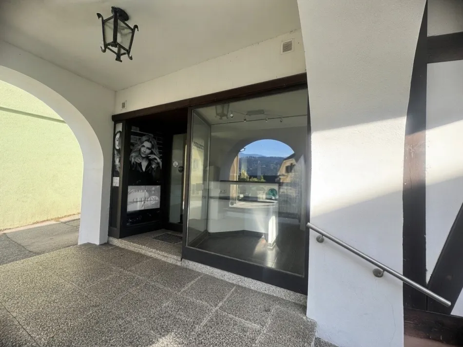 Geschäftslokal in Millstatt - Raum für Ihre Geschäftsidee mit großen Schaufenstern und Schaukasten - Bild