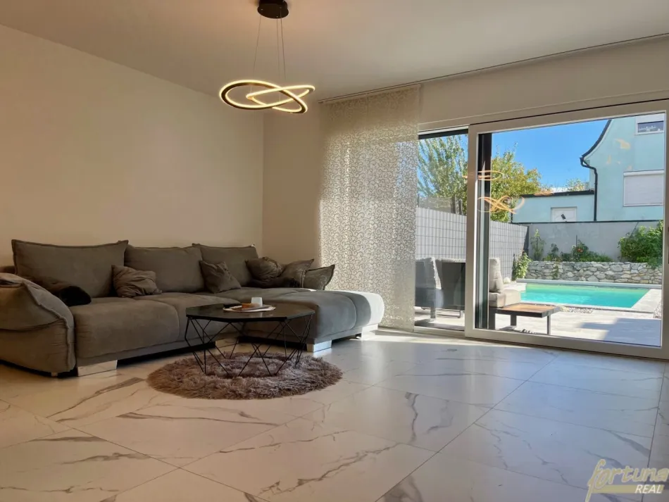 Einziehen, eintauchen, genießen – Ihr Zuhause mit beheizbarem Pool - Bild