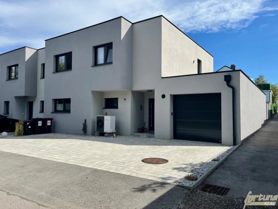 Einziehen, eintauchen, genießen – Ihr Zuhause mit beheizbarem Pool - Titelbild