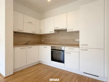 Wohnzimmer mit offener Küche