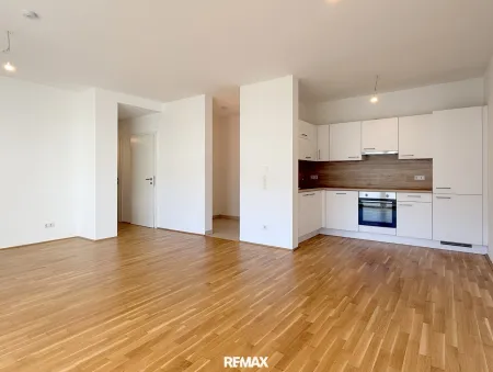 Wohnzimmer mit offener Küche