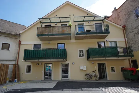 Hausansicht - Parkflächen