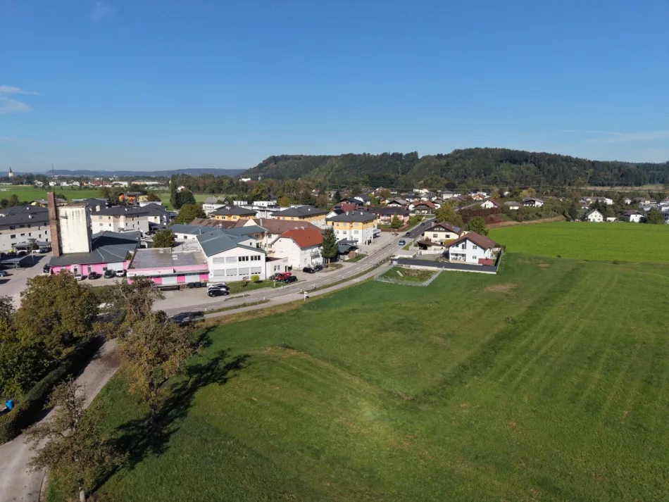 Attraktives Baugrundstück* mit vielseitigem Entwicklungspotenzial & Planungsstudie für Bürogebäude in zentraler Lage in Regau / Preising - Bild