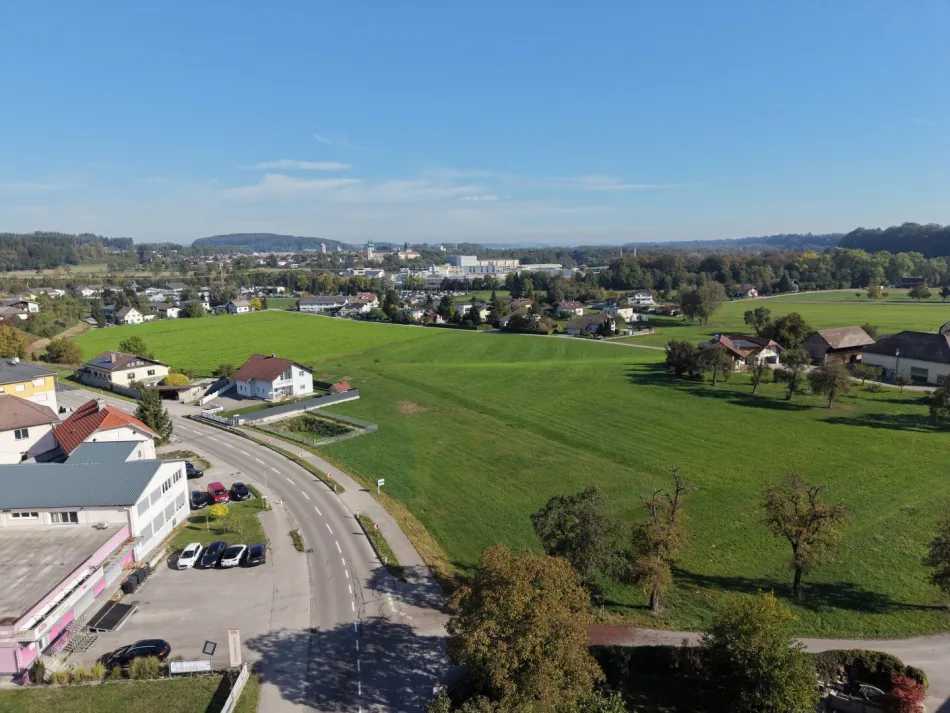 Attraktives Baugrundstück* mit vielseitigem Entwicklungspotenzial & Planungsstudie für Bürogebäude in zentraler Lage in Regau / Preising - Bild