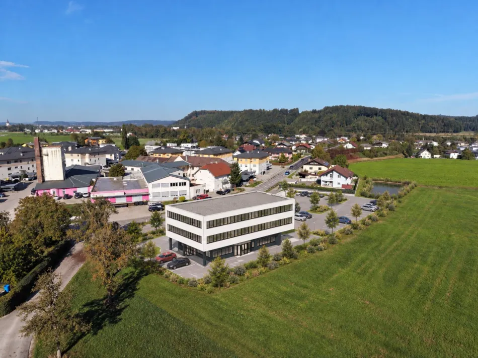 Attraktives Baugrundstück* mit vielseitigem Entwicklungspotenzial & Planungsstudie für Bürogebäude in zentraler Lage in Regau / Preising - Titelbild