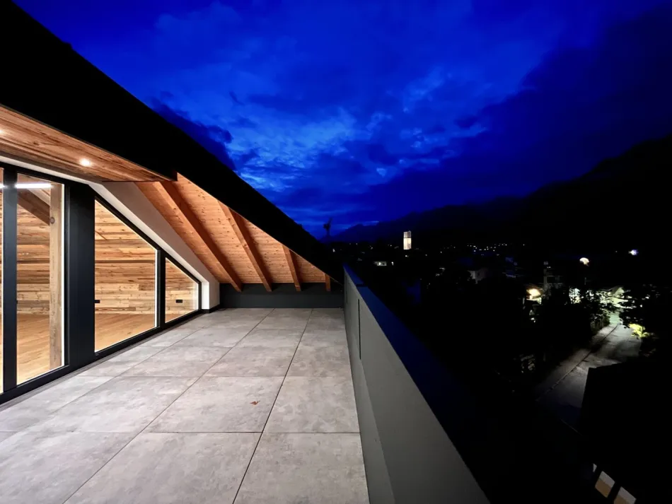 BESTLAGE in WATTENS: Elegantes PENTHOUSE-BÜRO mit offener GALERIE und über 100 m² TERRASSENFLÄCHE ab sofort zu kaufen! - Bild