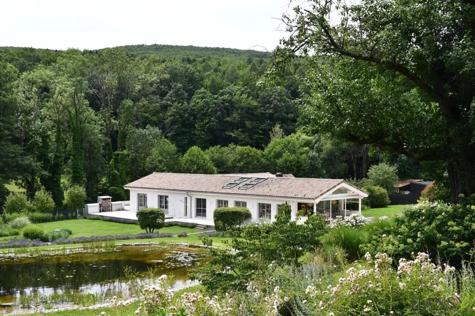 WOLFSGRABEN: Traumhaftes Luxus-Chalet in absoluter Grünruhelage - Titelbild