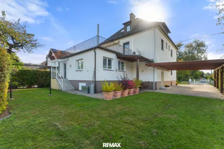 Außenansicht samt Bürozubau