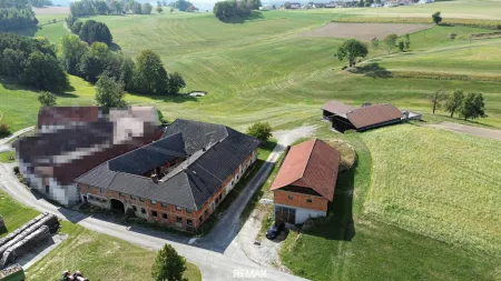 Luftaufnahme - Hof, Maschinenhalle und Stall mit Jauchegrube