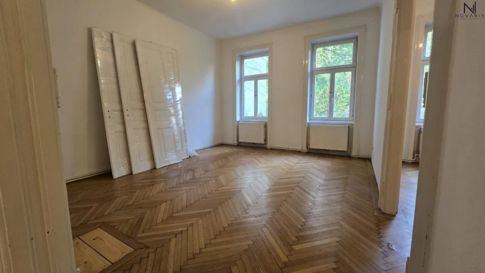 3-Zimmer-Wohnung Altbauwohnung im Hochparterre mit großem Potenzial und einem bezaubernden Grünblick (über 1.000m2 Gemeinschaftsgarten) - Titelbild