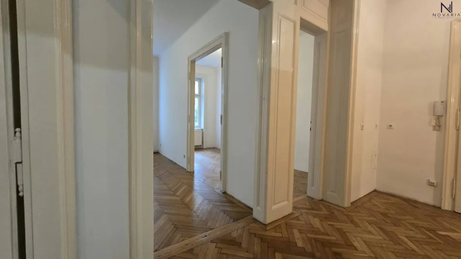 3-Zimmer-Wohnung Altbauwohnung im Hochparterre mit großem Potenzial und einem bezaubernden Grünblick (über 1.000m2 Gemeinschaftsgarten) - Bild