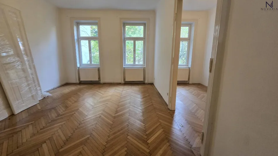 3-Zimmer-Wohnung Altbauwohnung im Hochparterre mit großem Potenzial und einem bezaubernden Grünblick (über 1.000m2 Gemeinschaftsgarten) - Bild