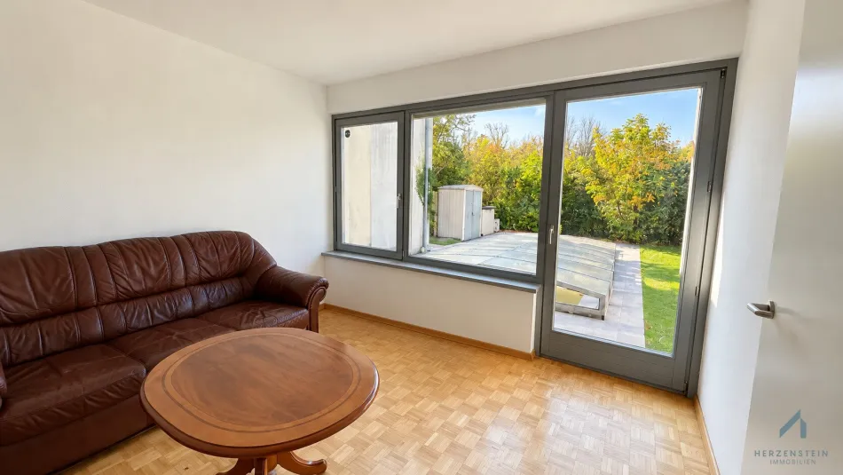 6-Zimmer-Reihen-Atriumhaus mit Swimmingpool und Sauna in grüner Lage - Bild