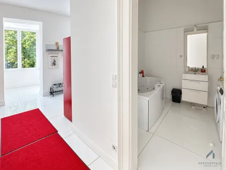 1. OG/ Vorraum mit Blick in Küche und Badezimmer