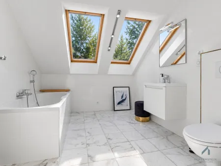 DG / Badezimmer mit Badewanne