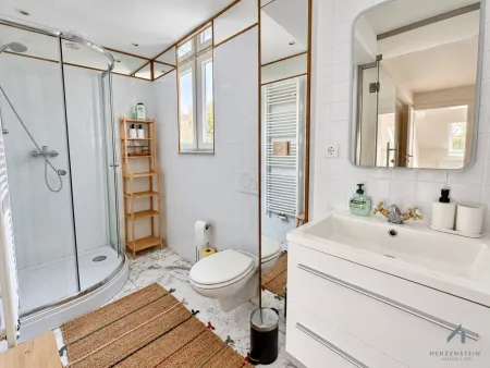 DG/ En-Suite-Badezimmer mit Dusche