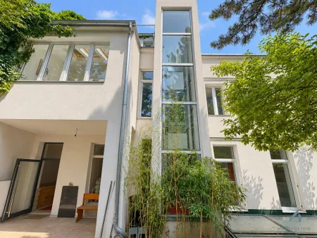 Außenbereich / Gartenfassade mit verglastem Personenaufzug