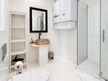 1. OG / En-Suite-Badezimmer mit Dusche
