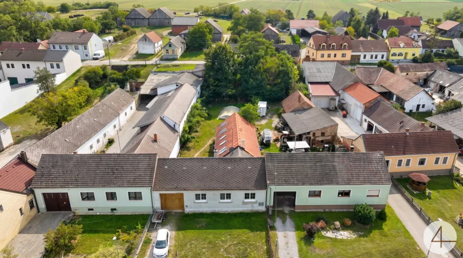 Großzügiges Einfamilienhaus mit überdachtem Pool und traumhaftem Garten in Loidesthal ! 1284m2 Grundstück ! - Titelbild