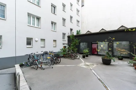 Innenhof: Hoffassade und Fahrradabstellplatz