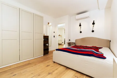 1. Stock: Zimmer mit Einbauschrank