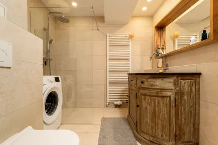 1. Stock: Badezimmer mit Dusche und Waschmaschine