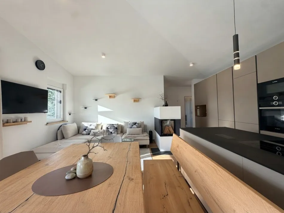 WEER: NEUWERTIGE 3-ZIMMER-WOHNUNG MIT ca.16,91 m² NORD-SÜD-WESTBALKON, HERRLICHEM NATURBLICK, HOHEN RÄUMEN, LIFT BIS ZUR WOHNUNG, KAMINOFEN & MODERNER KÜCHE MIT KOCHINSEL - Bild