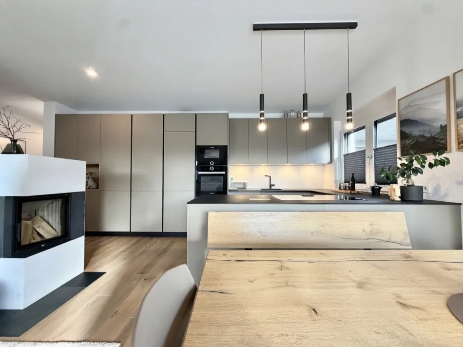 WEER: NEUWERTIGE 3-ZIMMER-WOHNUNG MIT ca.16,91 m² NORD-SÜD-WESTBALKON, HERRLICHEM NATURBLICK, HOHEN RÄUMEN, LIFT BIS ZUR WOHNUNG, KAMINOFEN & MODERNER KÜCHE MIT KOCHINSEL - Bild